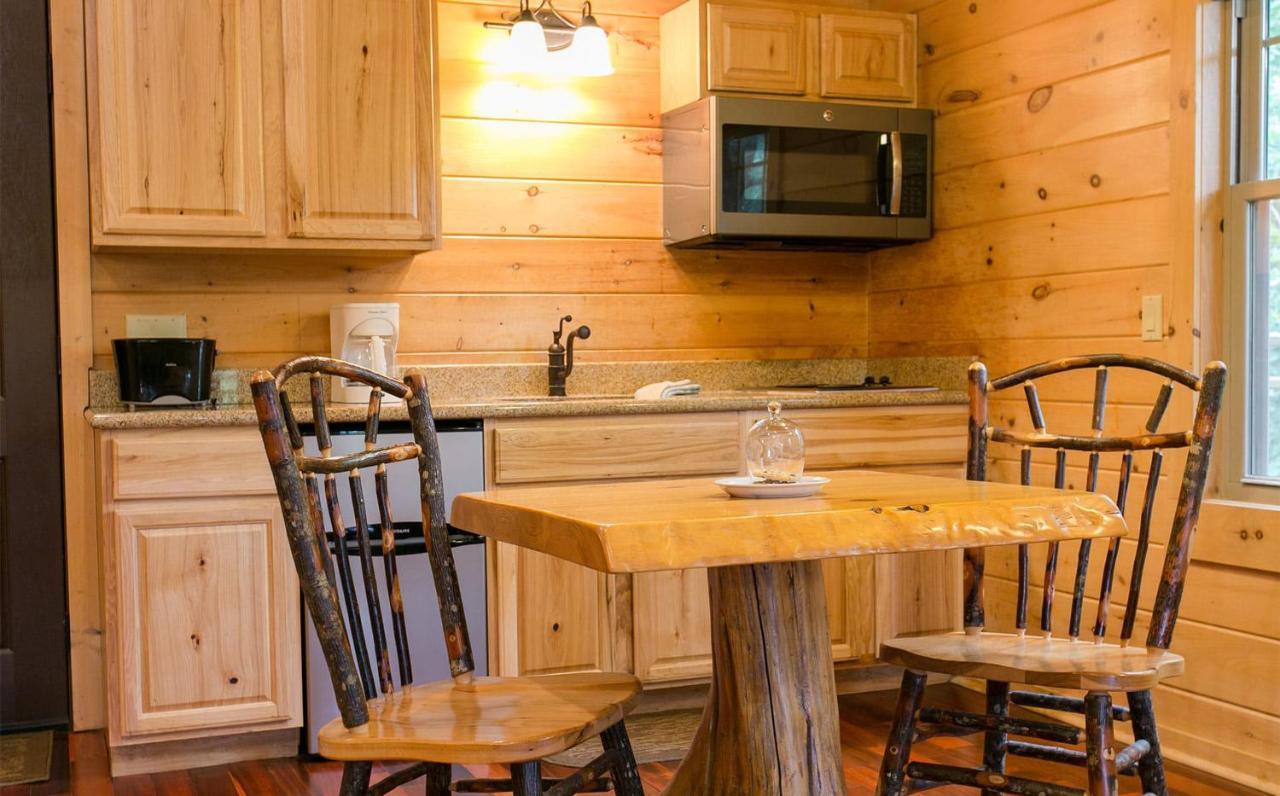 Whispering Pines Treehouse By Amish Country Lodging 米勒斯堡 外观 照片